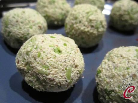 Polpette di tofu e piselli con sorpresa: fierezza e una dedica da gustare con le mani