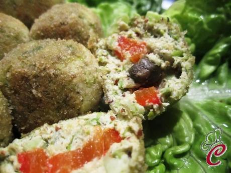 Polpette di tofu e piselli con sorpresa: fierezza e una dedica da gustare con le mani