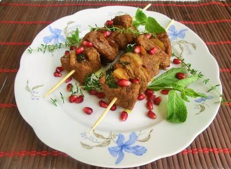 Spiedini con carne d'ovino e chicchi di melograno