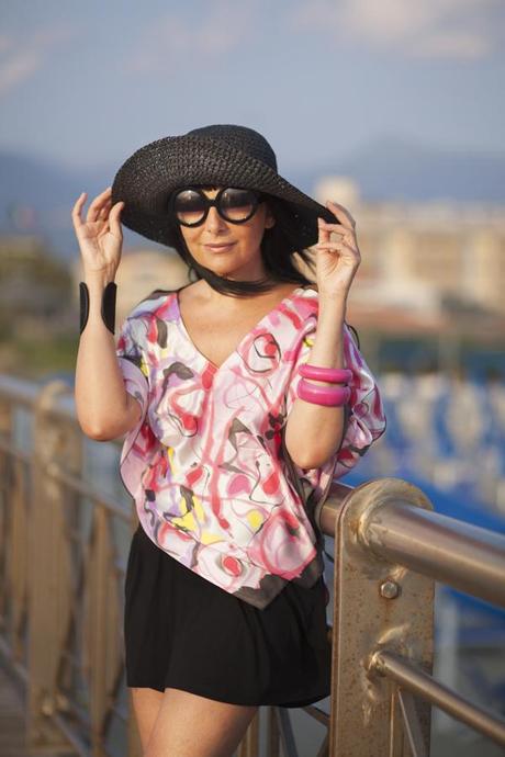 Smilingischic, fashion blog, Magnifica, Art A Porter, Caftano dipinto a mano, accessori per l'estate, cappello a falda larga , outfit , occhiali rotondi, Zero UV, 