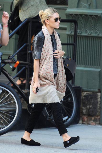 Ashley+Olsen+Ashley+Olsen+Checks+Out+NYC+Apartments+gJyoo5E8yp_x