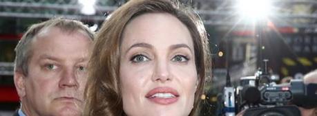 lina Jolie sposa Brad Pitt con l’abito della madre