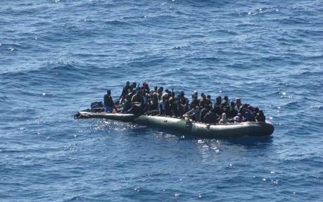 Ancora sbarchi a Lampedusa. Soccorso gommone con 85 persone