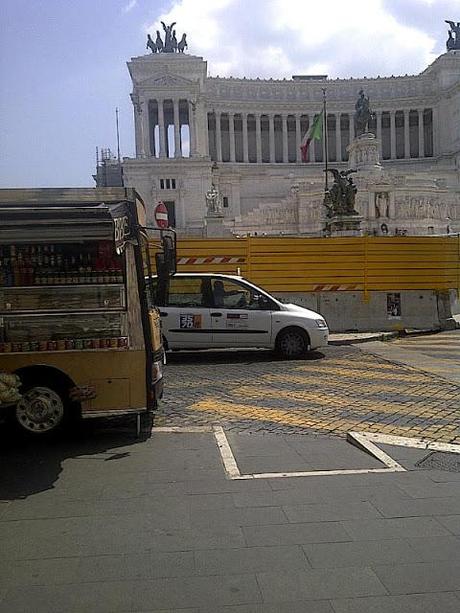 Se avessimo dato retta ai comitati a Piazza Venezia avremmo salvato tre pini e non avremo trovato l'Athenaeum di Adriano. Vedete un po' voi...