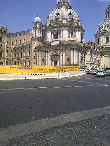 Se avessimo dato retta ai comitati a Piazza Venezia avremmo salvato tre pini e non avremo trovato l'Athenaeum di Adriano. Vedete un po' voi...