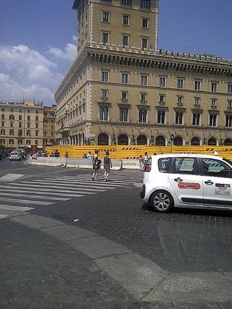 Se avessimo dato retta ai comitati a Piazza Venezia avremmo salvato tre pini e non avremo trovato l'Athenaeum di Adriano. Vedete un po' voi...