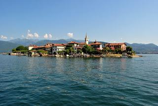 L'isola dei Pescatori risplende sul lago Maggiore.