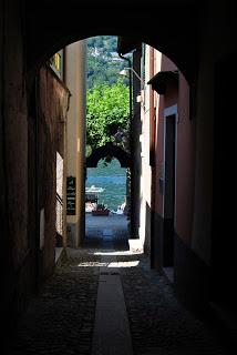 L'isola dei Pescatori risplende sul lago Maggiore.