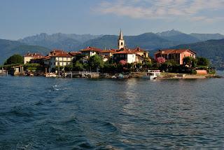 L'isola dei Pescatori risplende sul lago Maggiore.