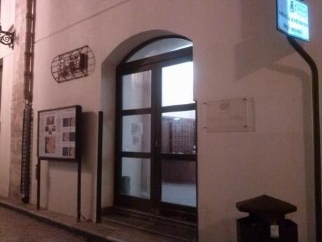 Scrive Andrea, sulle luci accese di notte alla biblioteca comunale di Marsala