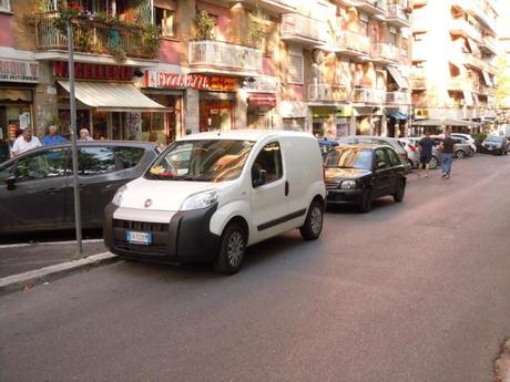 Sempre più gente finalmente si sta stufando del contesto di assurda sosta selvaggia che questa città ha deciso, chissà perché, ci tollerare. E noi pubblichiamo i vostri sfoghi