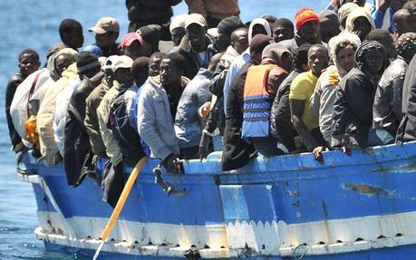 Lampedusa, protesta pacifica dei migranti. Soccorso barcone con 200 a bordo