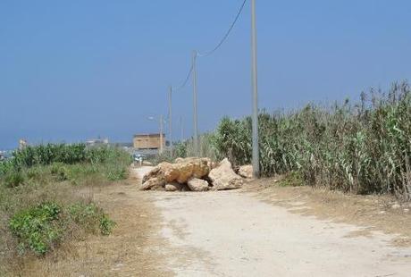 Torrazza, sorpresa nella notte. Bloccata la strada con grandi massi