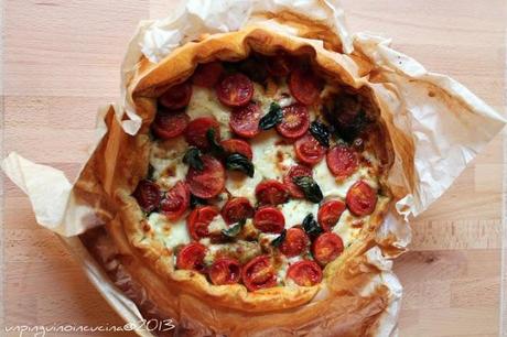 Torta salata con stracchino, pomodorini e pesto