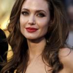 Angelina Jolie: Copia il suo look con 3 facili passaggi