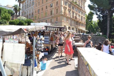 Sotto, sui Fori, inizia la Pedonalizzazione. Sopra, sulla più bella terrazza che affaccia sul Colosseo, vere e proprie Forche Caudine