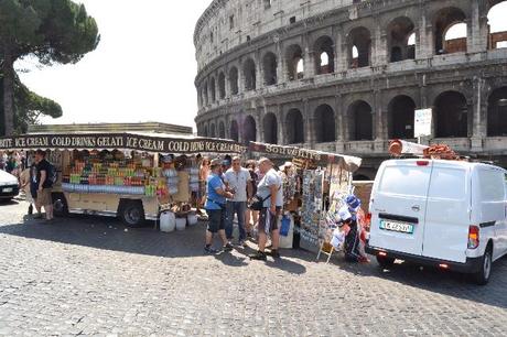 Sotto, sui Fori, inizia la Pedonalizzazione. Sopra, sulla più bella terrazza che affaccia sul Colosseo, vere e proprie Forche Caudine