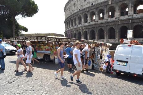 Sotto, sui Fori, inizia la Pedonalizzazione. Sopra, sulla più bella terrazza che affaccia sul Colosseo, vere e proprie Forche Caudine