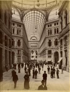 Brogi,_Carlo_(1850-1925)_-_n._10209_-_Napoli_-_Interno_della_Galleria_Umberto_I_-_Architetto_Ernesto_de_Mauro