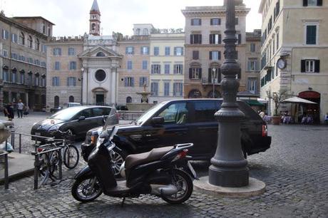 PIAZZA FARNESE ASSEDIATA DALLA SOSTA SELVATICA E PRESA IN OSTAGGIO DA DECINE DI CAMIONETTE DELL'AMA CHE GIOCANO A RINCORRERSI! DELIRIO TRASH-CAFONE IN UNA DELLE PIAZZE PIU' BELLE DI ROMA!