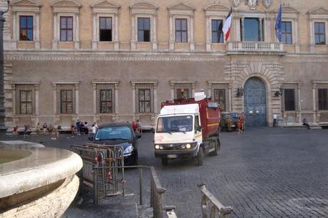 PIAZZA FARNESE ASSEDIATA DALLA SOSTA SELVATICA E PRESA IN OSTAGGIO DA DECINE DI CAMIONETTE DELL'AMA CHE GIOCANO A RINCORRERSI! DELIRIO TRASH-CAFONE IN UNA DELLE PIAZZE PIU' BELLE DI ROMA!