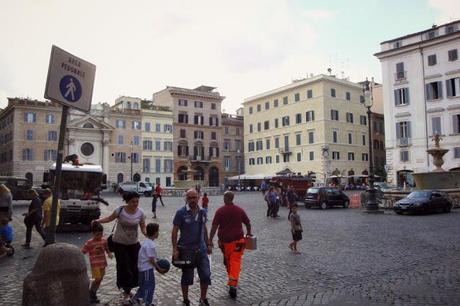 PIAZZA FARNESE ASSEDIATA DALLA SOSTA SELVATICA E PRESA IN OSTAGGIO DA DECINE DI CAMIONETTE DELL'AMA CHE GIOCANO A RINCORRERSI! DELIRIO TRASH-CAFONE IN UNA DELLE PIAZZE PIU' BELLE DI ROMA!