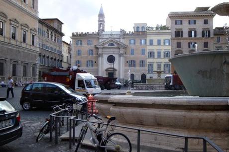 PIAZZA FARNESE ASSEDIATA DALLA SOSTA SELVATICA E PRESA IN OSTAGGIO DA DECINE DI CAMIONETTE DELL'AMA CHE GIOCANO A RINCORRERSI! DELIRIO TRASH-CAFONE IN UNA DELLE PIAZZE PIU' BELLE DI ROMA!