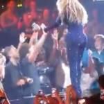 Beyonce prende la mano di un fan e lui sviene (Video)