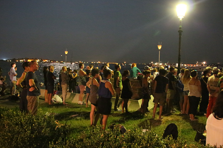 L'area antistante il monumento alla Partigiana la notte dei fuochi 