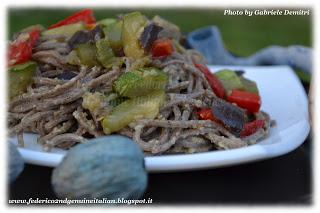 Spaghetti di canapa con salsa all'ortolana