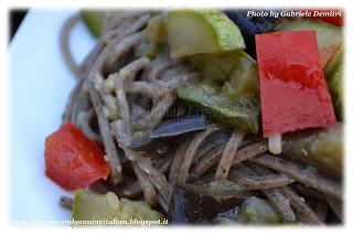 Spaghetti di canapa con salsa all'ortolana