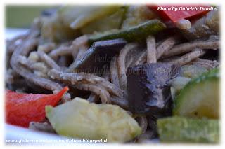 Spaghetti di canapa con salsa all'ortolana