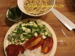 Trofiette con pesto, avanzi e semi di zucca