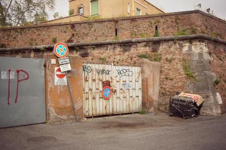 PORTA PORTESE NON E' IL NOME DI UN POPOLARE MERCATO DELLE PULCI. E' UNA DELLE STORICHE PORTE ROMANE! IN UNA QUALSIASI CITTA' DI UN QUALSIASI PAESE CIVILE OFFRIREBBE SCORCI DA SOGNO