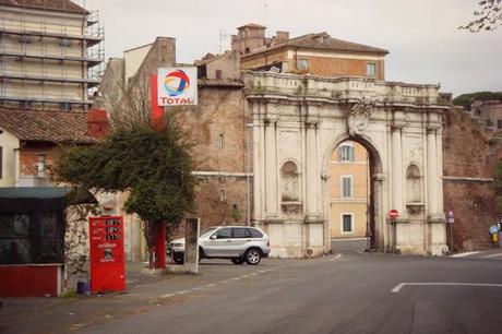 PORTA PORTESE NON E' IL NOME DI UN POPOLARE MERCATO DELLE PULCI. E' UNA DELLE STORICHE PORTE ROMANE! IN UNA QUALSIASI CITTA' DI UN QUALSIASI PAESE CIVILE OFFRIREBBE SCORCI DA SOGNO