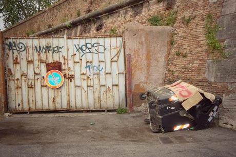 PORTA PORTESE NON E' IL NOME DI UN POPOLARE MERCATO DELLE PULCI. E' UNA DELLE STORICHE PORTE ROMANE! IN UNA QUALSIASI CITTA' DI UN QUALSIASI PAESE CIVILE OFFRIREBBE SCORCI DA SOGNO