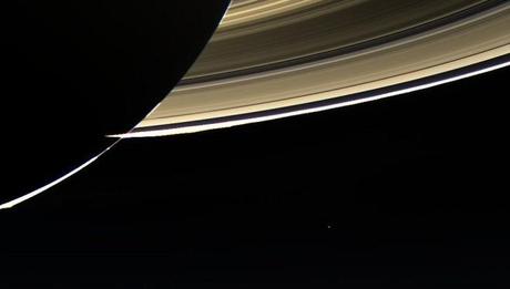 Le prime immagini della Terra vista da Saturno