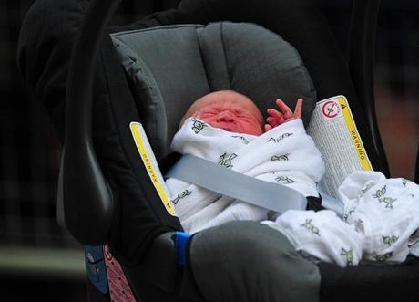 Kate Middleton lascia l’ospedale con William: ecco le foto del Royal Baby