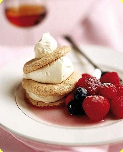 Tortino di amaretti e mascarpone ai frutti di bosco