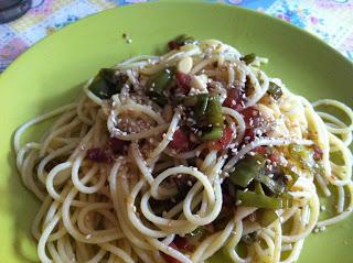 Spaghetti friggitelli, pancetta e mandorle