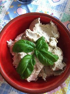 Paté di tofu affumicato con olive verdi e capperi