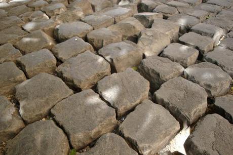 ARTE CONTEMPORANEA: I SAMPIETRINI DI ROMA. PROVATE A CAMMINARCI CON I TACCHI A SPILLO SE NE AVETE IL CORAGGIO...