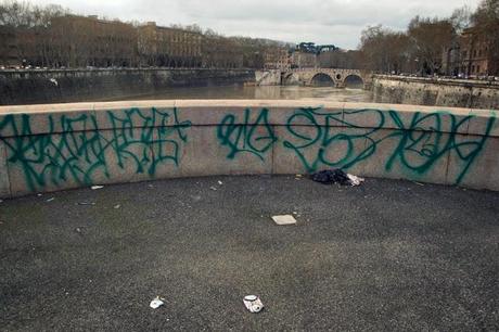 SUGGESTIVO AFFACCIO SUL TEVERE DA PONTE GARIBALDI. TRA SCRITTE E PATTUME, AFFACCIARSI DA QUI E' UNA ESPERIENZA DA INCUBO. SOLO PER STOMACI FORTI!