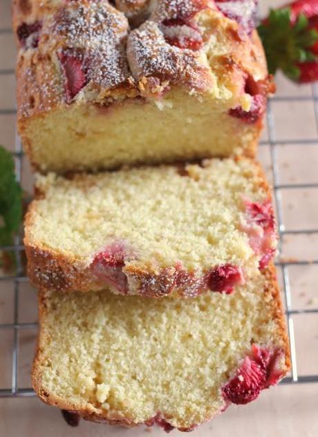 Cake con fragole, cioccolata bianca e zenzero candito: la scuola è finita!