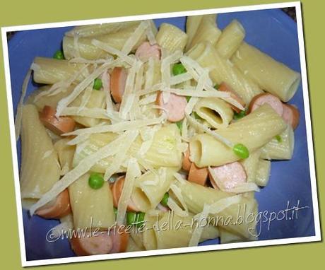 Pasta fredda con piselli, wurstel e scaglie di parmigiano (5)