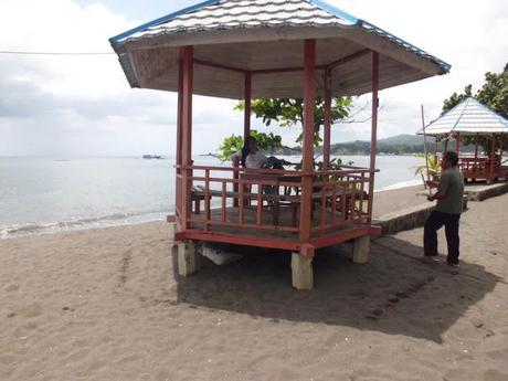 Viaggi in Indonesia: gazebo sulla spiaggia di Kema