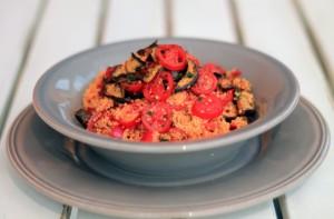 Cous cous freddo con pomodori, melanzane, peperoni e mandorle