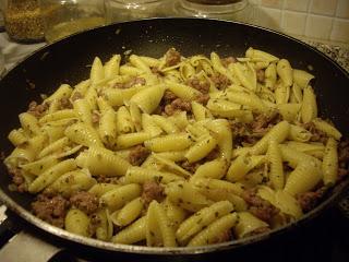 Pasta con Salsiccia, Aromi e Noci