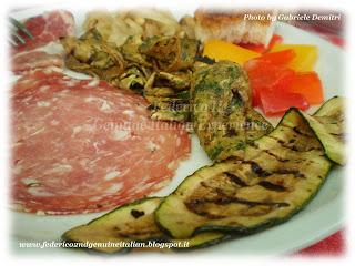 Antipasto Intragna: cipolle stufate con pinoli e uva passa, verdure grigliate e salumi, abbinati ad un corposo NeroDiLambrusco