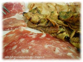 Antipasto Intragna: cipolle stufate con pinoli e uva passa, verdure grigliate e salumi, abbinati ad un corposo NeroDiLambrusco